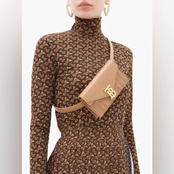 ❌❌❌ SOLD ❌❌❌ Burberry Quilted TB Envelope Belt Bag - Picture 14 of 15